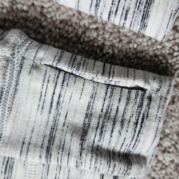 Lululemon Women's Gray High-Neck Top 1/4 zip - Picture 4 of 8